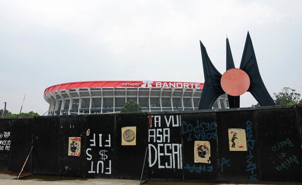 Para albergar la Copa del Mundo 2026, el Azteca entró en trabajos de remodelación en junio de 2024 que concluyeron oficialmente con su reapertura el 28 de marzo de 2026. Sin embargo, aunque el recinto ya reabrió sus puertas y albergó eventos de prueba, las obras de remodelación continúan a contrarreloj debido a múltiples detalles inacabados y fallas operativas. En la foto: las obras de renovación en el Estadio Azteca. - Sputnik Mundo
