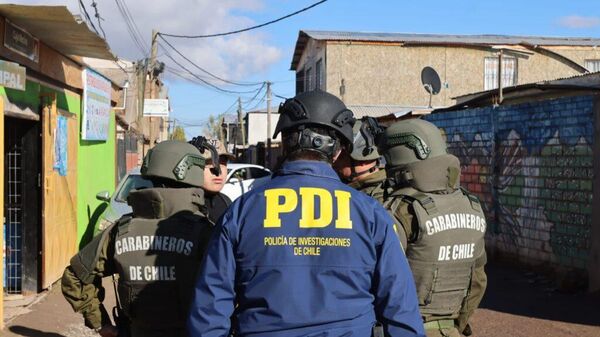 Efectivos de Carabineros de Chile y de la Policía De Investigaciones durante un operativo en mayo de 2026 - Sputnik Mundo