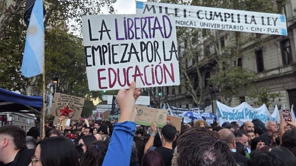 Manifestación en Buenos Aires por ajuste a las universidades públicas. - Sputnik Mundo