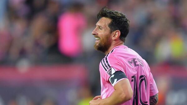 Lionel Messi,  el delantero del Inter Miami, celebra tras marcar en la primera mitad de un partido de fútbol de la MLS contra el New England Revolution, el miércoles 9 de julio de 2025, en Foxborough, Massachusetts  - Sputnik Mundo