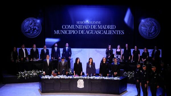 Isabel Díaz Ayuso recibe una medalla en el Congreso de Aguascalientes, México, en el marco de su gira por el país latinoamericano - Sputnik Mundo