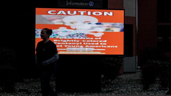  Un cartel que advierte sobre el fentanilo se muestra en una pantalla en Bellingham, Washington - Sputnik Mundo