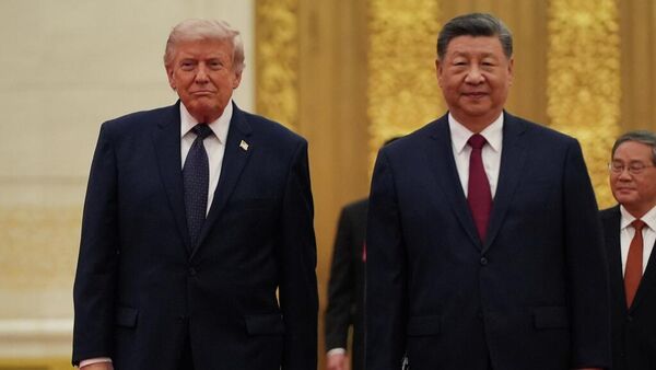 El presidente de EEUU, Donald Trump, y el mandatario chino, Xi Jinping, llegan a una cena de Estado en el Gran Salón del Pueblo, el 14 de mayo de 2026 en Pekín  - Sputnik Mundo