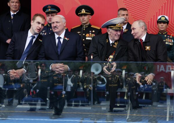 Alexandr Lukashenko, mandatario bielorruso, y Vladímir Putin, presidente ruso, presencian el Desfile de la Victoria el 9 de mayo en Moscú. - Sputnik Mundo