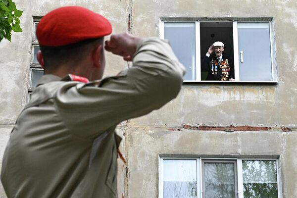 Alumnos rusos saludan al veterano de la Gran Guerra Patria, Iván Olenin, de 101 años, en vísperas del 81.º aniversario de la Victoria en la ciudad de Lugansk. - Sputnik Mundo