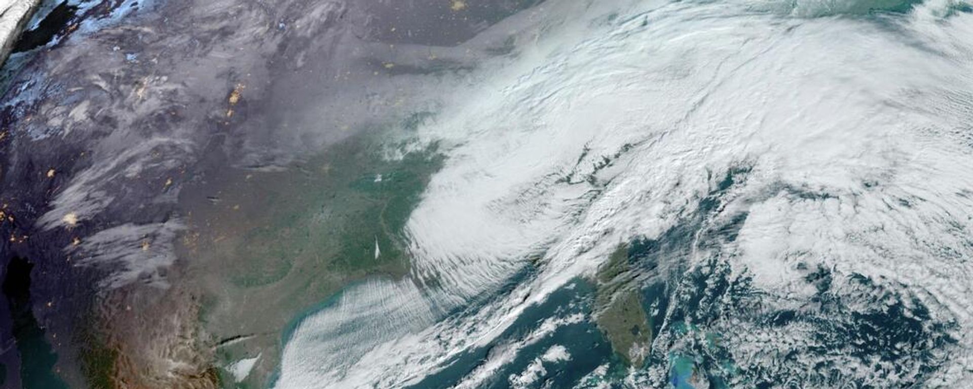 Imagen satelital tomada por la Oficina Nacional de Administración Oceánica y Atmosférica (NOAA, por sus siglas en inglés), muestra sistemas de tormentas que atraviesan partes de Norteamérica (archivo) - Sputnik Mundo, 1920, 01.08.2026