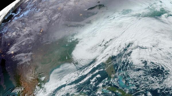 Imagen satelital tomada por la Oficina Nacional de Administración Oceánica y Atmosférica (NOAA, por sus siglas en inglés), muestra sistemas de tormentas que atraviesan partes de Norteamérica (archivo) - Sputnik Mundo