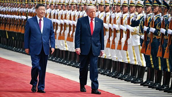 El presidente de EEUU, Donald Trump, y su homólogo de China, Xi Jinping, en Pekín, el 14 de mayo de 2026 - Sputnik Mundo