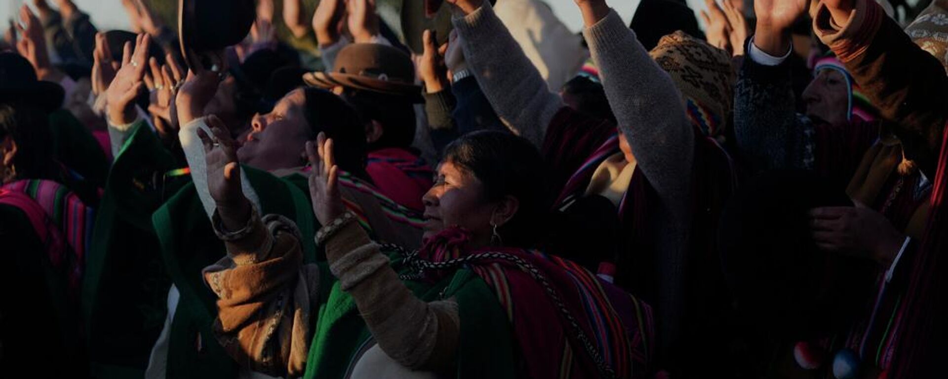 Indígenas aymaras alzan las manos para recibir el sol durante la celebración del Año Nuevo Andino en El Alto, Bolivia. - Sputnik Mundo, 1920, 16.05.2026