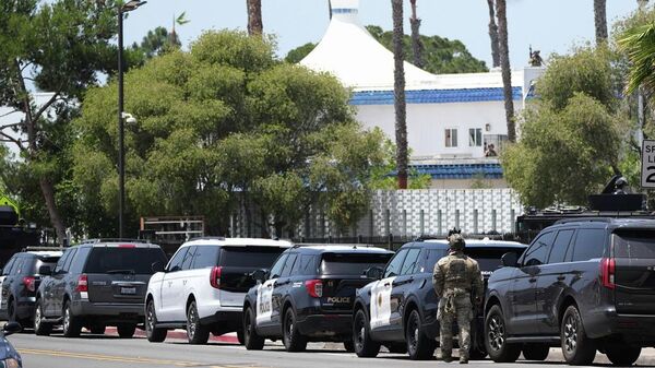 La policía se despliega en el lugar de un tiroteo frente al Centro Islámico de San Diego. - Sputnik Mundo