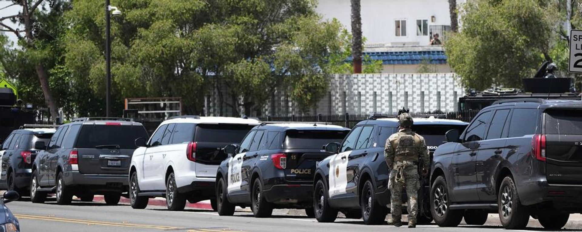 La policía se despliega en el lugar de un tiroteo frente al Centro Islámico de San Diego. - Sputnik Mundo, 1920, 18.05.2026