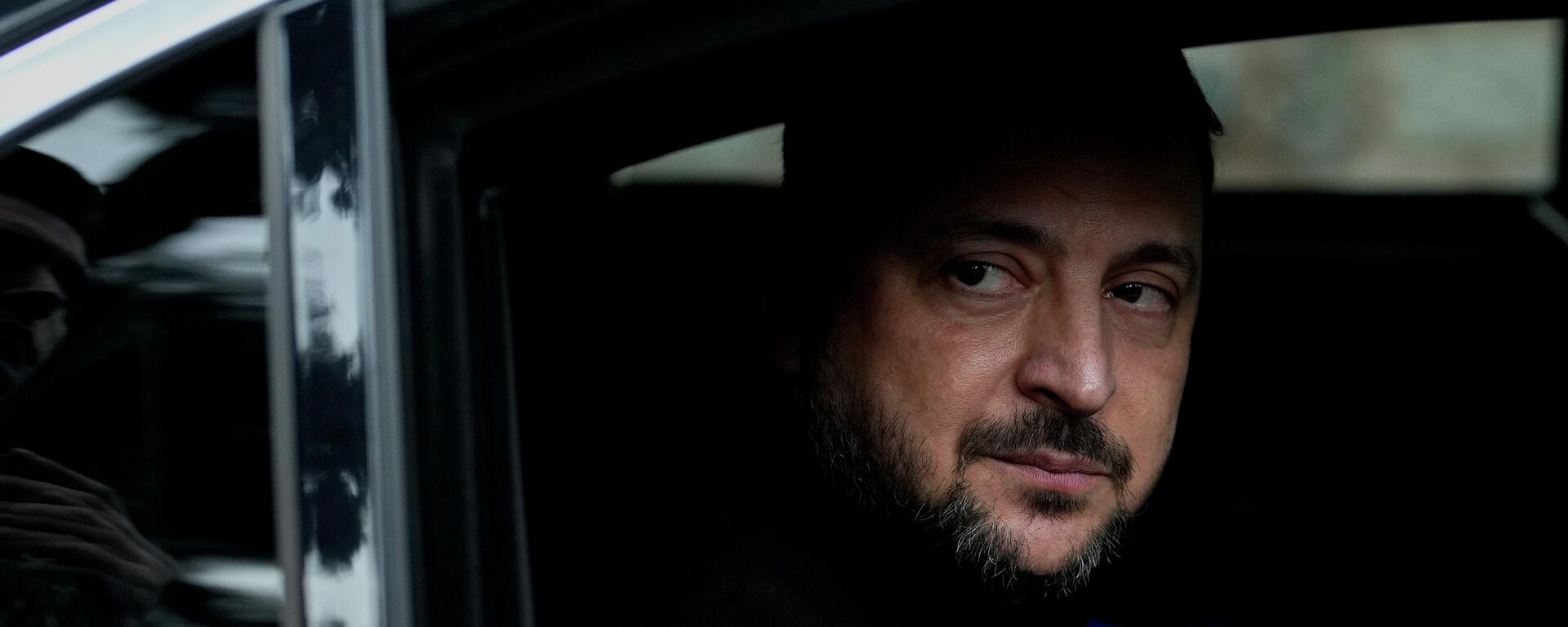 Volodímir Zelenski mira desde su coche mientras se marcha tras una reunión en Estambul, Turquía - Sputnik Mundo, 1920, 19.05.2026