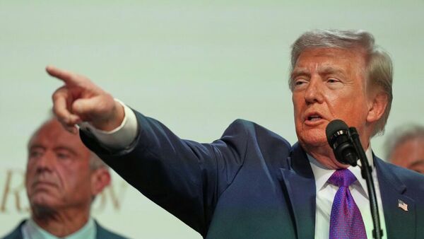 Donald Trump, presidente de EEUU, habla sobre los precios de los medicamentos recetados, el 18 de mayo de 2026, en Washington - Sputnik Mundo