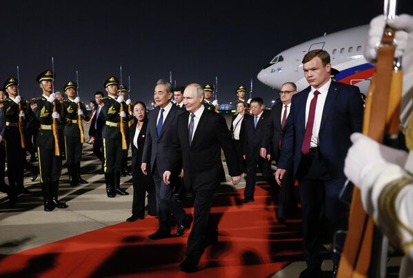 Al llegar a Pekín, Putin fue recibido por el canciller de China, Wang Yi. - Sputnik Mundo