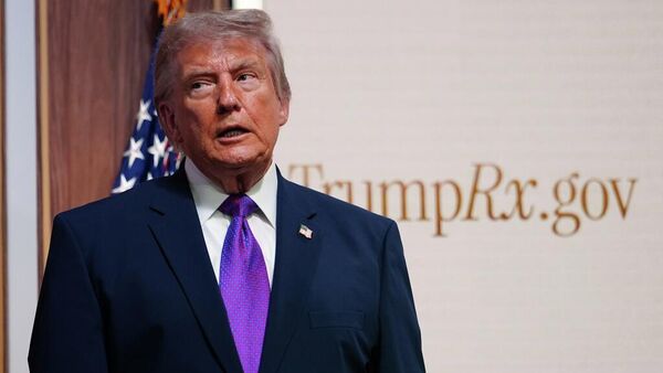Donald Trump, presidente de EEUU, escucha durante un evento sobre los precios de los medicamentos recetados, el 18 de mayo de 2026, en Washington - Sputnik Mundo