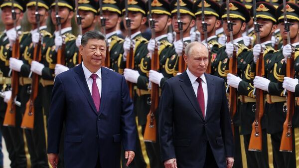 El presidente de China, Xi Jinping, con el mandatario ruso, Vladímir Putin, en Pekín - Sputnik Mundo