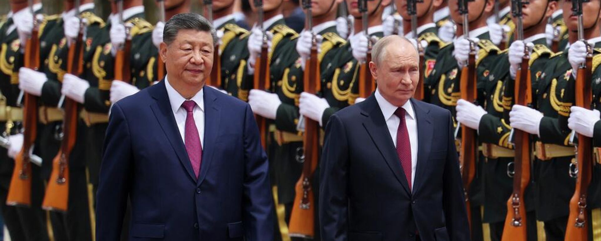 El presidente de China, Xi Jinping, con el mandatario ruso, Vladímir Putin, en Pekín - Sputnik Mundo, 1920, 20.05.2026