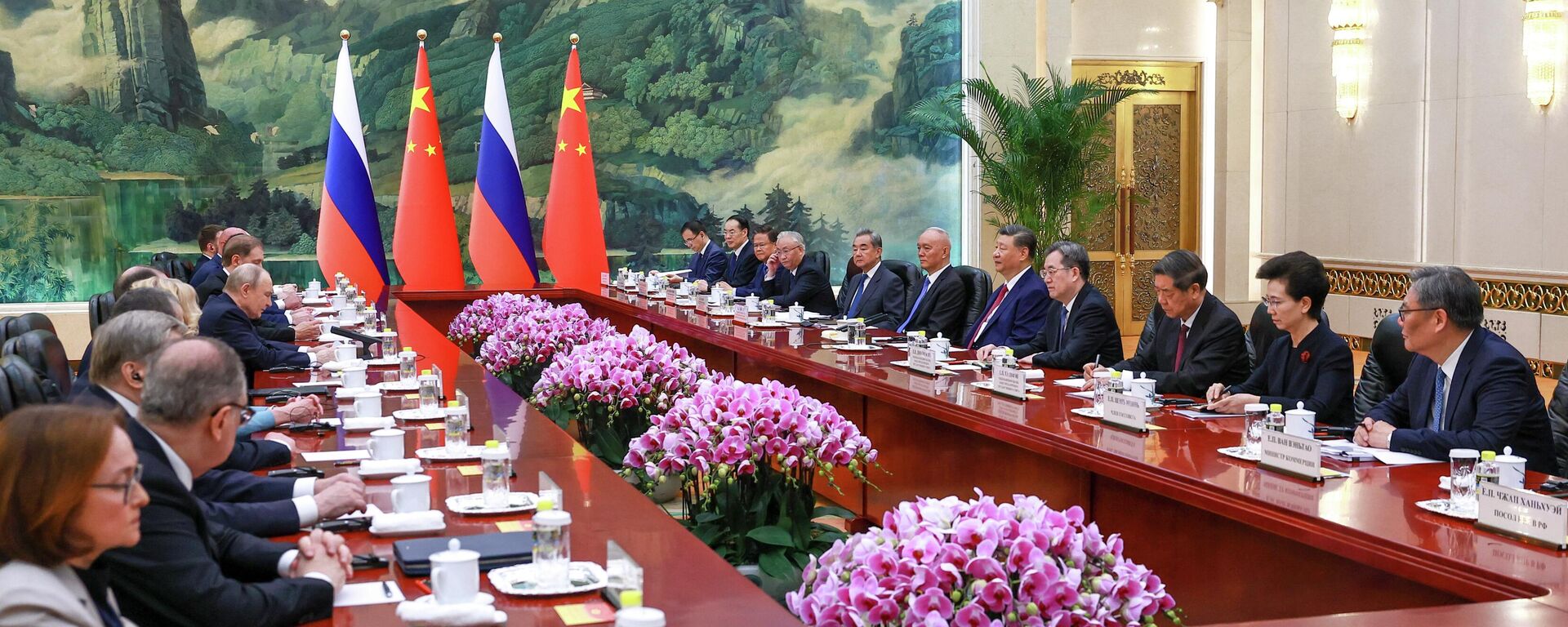 El presidente ruso, Vladímir Putin, y el mandatario chino, Xi Jinping, dieron un discurso de inicio de las conversaciones El presidente ruso, Vladímir Putin, y el mandatario chino, Xi Jinping, dieron un discurso de inicio de las conversaciones - Sputnik Mundo, 1920, 20.05.2026