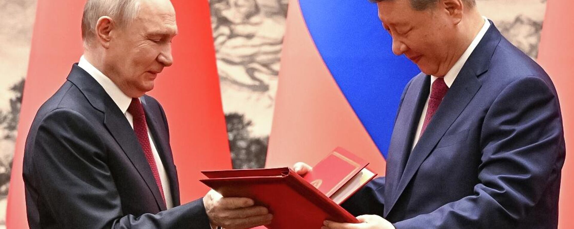 Vladímir Putin, presidente ruso, y Xi Jinping, presidente chino, firman una declaración sobre el establecimiento de un mundo multipolar Vladímir Putin, presidente ruso, y Xi Jinping, presidente chino, firman una declaración sobre el establecimiento de un mundo multipolar - Sputnik Mundo, 1920, 24.05.2026