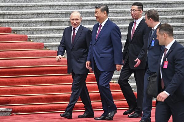 El mandatario de China, Xi Jinping, recibió personalmente a Putin frente al Gran Salón del Pueblo, donde tuvo lugar la reunión. - Sputnik Mundo