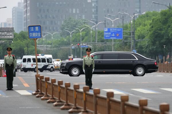 En la foto: Policías paramilitares chinos montan guardia mientras una limusina que transporta a Putin se dirige al Gran Salón del Pueblo en Pekín. - Sputnik Mundo