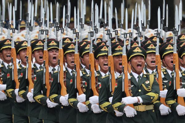 En la foto: Guardias de honor del Ejército Popular de Liberación de China desfilan durante una ceremonia de bienvenida al presidente ruso en el Gran Salón del Pueblo. - Sputnik Mundo
