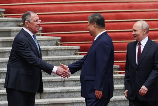 En la foto: Xi Jinping estrecha la mano del ministro de Asuntos Exteriores ruso, Serguéi Lavrov, durante la ceremonia de bienvenida. - Sputnik Mundo
