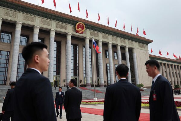 El programa principal de la visita comenzó en la mañana del 20 de mayo, con una ceremonia de bienvenida para la delegación rusa en el sitio histórico ubicado en la Plaza de Tiananmén. - Sputnik Mundo