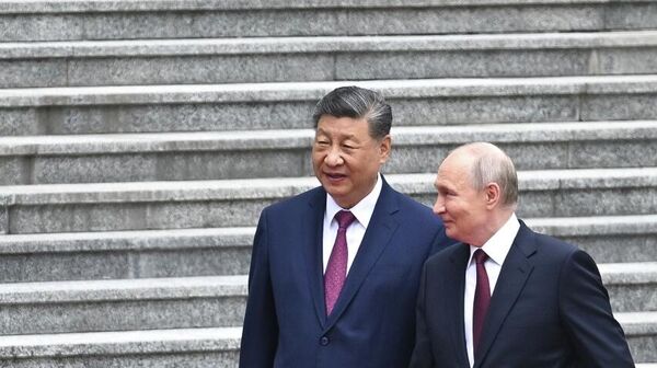 Xi Jinping, el presidente chino, y Vladímir Putin, el presidente ruso, durante una reunión en Pekín - Sputnik Mundo
