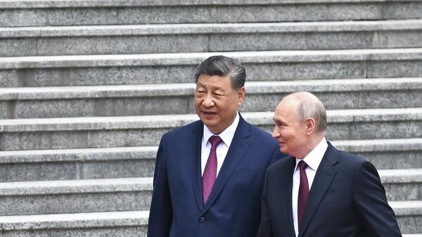 Xi Jinping, el presidente chino, y Vladímir Putin, el presidente ruso, durante una reunión en Pekín - Sputnik Mundo
