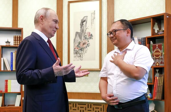 Una reunión resultó ser particularmente curiosa: el presidente ruso se encontró con un joven chino, Peng Pai, al que conoció en el año 2000 durante su primera visita a China. En 2025 ganó notoriedad en la prensa china, luego de que los medios rusos publicaran una fotografía de archivo de Peng Pai junto a Putin. Después de ello, el ingeniero chino publicó un video en ruso en el que expresaba su esperanza de volver a encontrarse con el presidente de Rusia durante su visita a China. - Sputnik Mundo