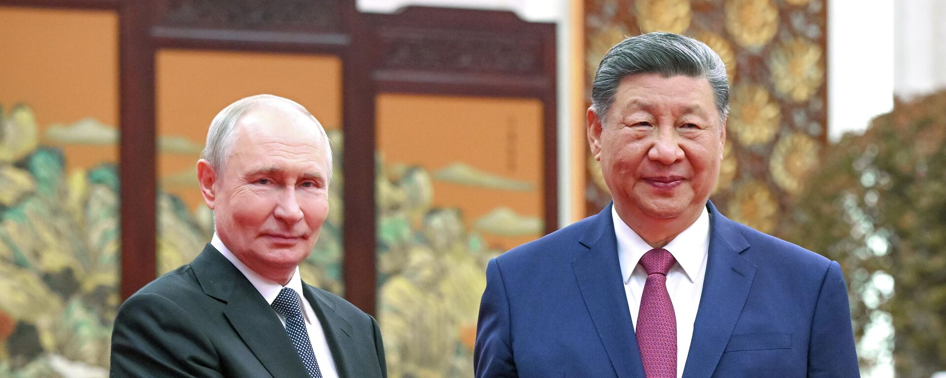 El presidente ruso, Vladímir Putin, y su par chino, Xi Jinping, durante una reunión en Pekín  - Sputnik Mundo, 1920, 20.05.2026