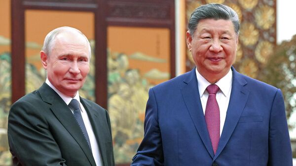 El presidente ruso, Vladímir Putin, y su par chino, Xi Jinping, durante una reunión en Pekín  - Sputnik Mundo