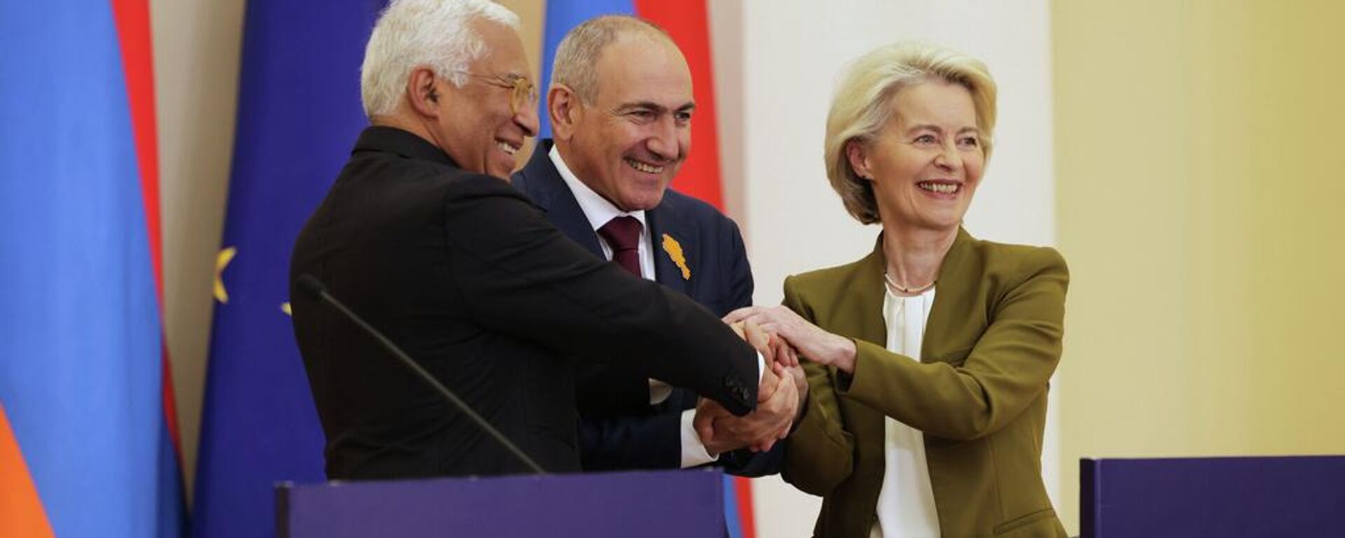 El presidente del Consejo Europeo, Antonio Costa, el primer ministro armenio, Nikol Pashinián, y la presidenta de la Comisión Europea, Ursula von der Leyen. - Sputnik Mundo, 1920, 20.05.2026