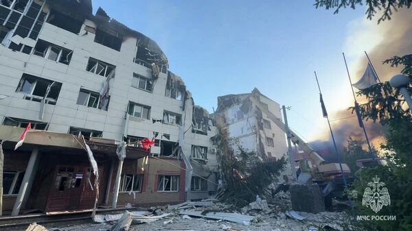 Ataque ucraniano contra un edificio estudiantil en Lugansk - Sputnik Mundo