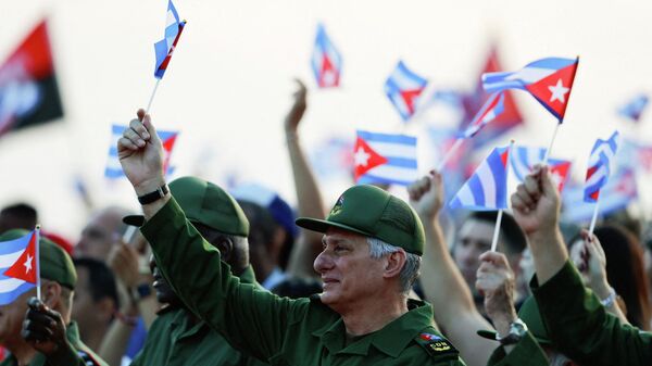 Miguel Díaz-Canel, presidente de Cuba, asiste a una manifestación gubernamental convocada por las autoridades del país para protestar contra las políticas estadounidenses hacia la isla, incluyendo la acusación contra el expresidente Raúl Castro, en La Habana, Cuba, el 22 de mayo de 2026  - Sputnik Mundo
