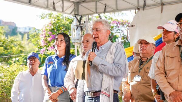 El expresidente colombiano, Álvaro Uribe, durante un acto de campaña de Paloma Valencia en mayo de 2026 - Sputnik Mundo