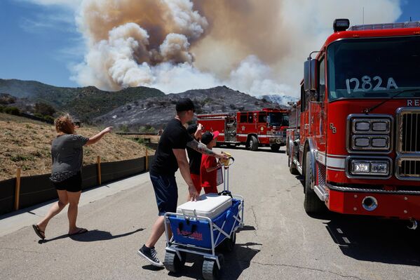 Los residentes locales llevan comida y refrescos a los bomberos durante los incendios forestales en la ciudad de Simi Valley, California. - Sputnik Mundo