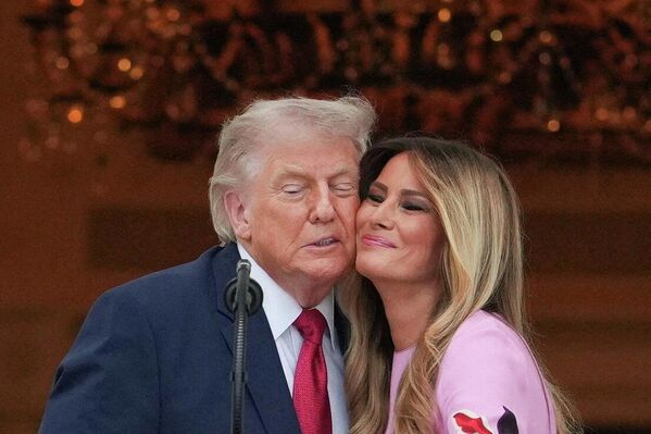 El presidente de EEUU, Donald Trump, y la primera dama, Melania Trump, posan juntos durante el picnic del Congreso celebrado en la Casa Blanca. - Sputnik Mundo