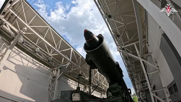 Los preparativos para el lanzamiento del misil balístico intercontinental Yars durante los ejercicios nucleares de Rusia y Bielorrusia. - Sputnik Mundo