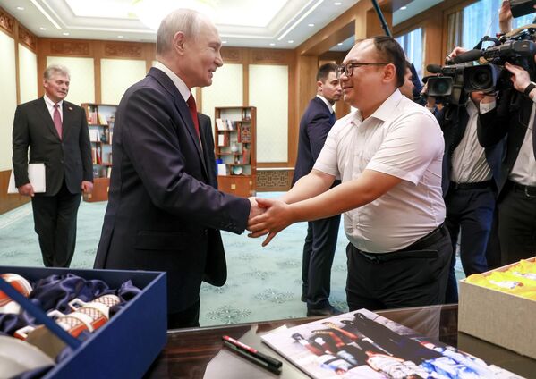 El presidente ruso, Vladímir Putin, y el ingeniero chino, Peng Pai, se reúnen en el Gran Salón del Pueblo, durante la visita del mandatario ruso a China. - Sputnik Mundo