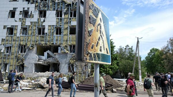 Periodistas extranjeros llegaron al lugar de la tragedia en la ciudad de Starobelsk, república popular de Lugansk, el 24 de mayo de 2026 - Sputnik Mundo