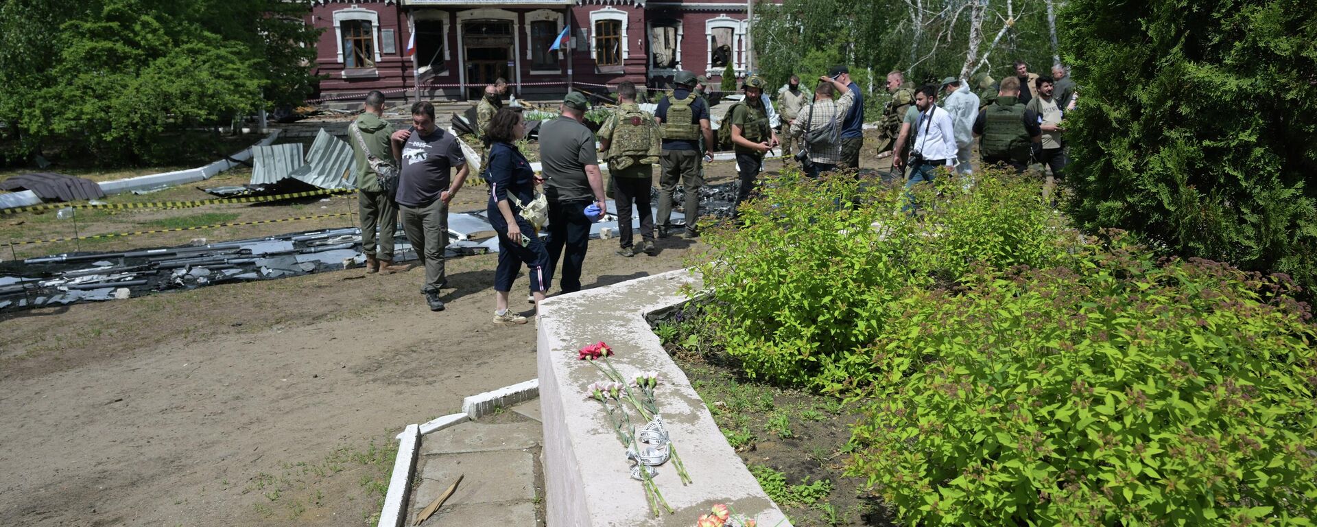 Periodistas extranjeros llegaron al lugar de la tragedia en la ciudad de Starobelsk, república popular de Lugansk, el 24 de mayo de 2026 - Sputnik Mundo, 1920, 25.05.2026