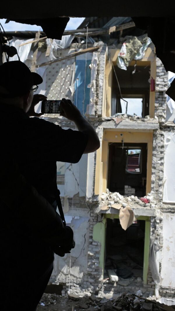 Periodistas extranjeros en el lugar del bombardeo ucraniano en Starobelsk - Sputnik Mundo