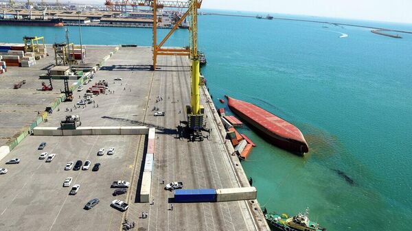 Buque de carga volcado junto a un muelle en el puerto sur de Bandar Abbás, Irán. - Sputnik Mundo