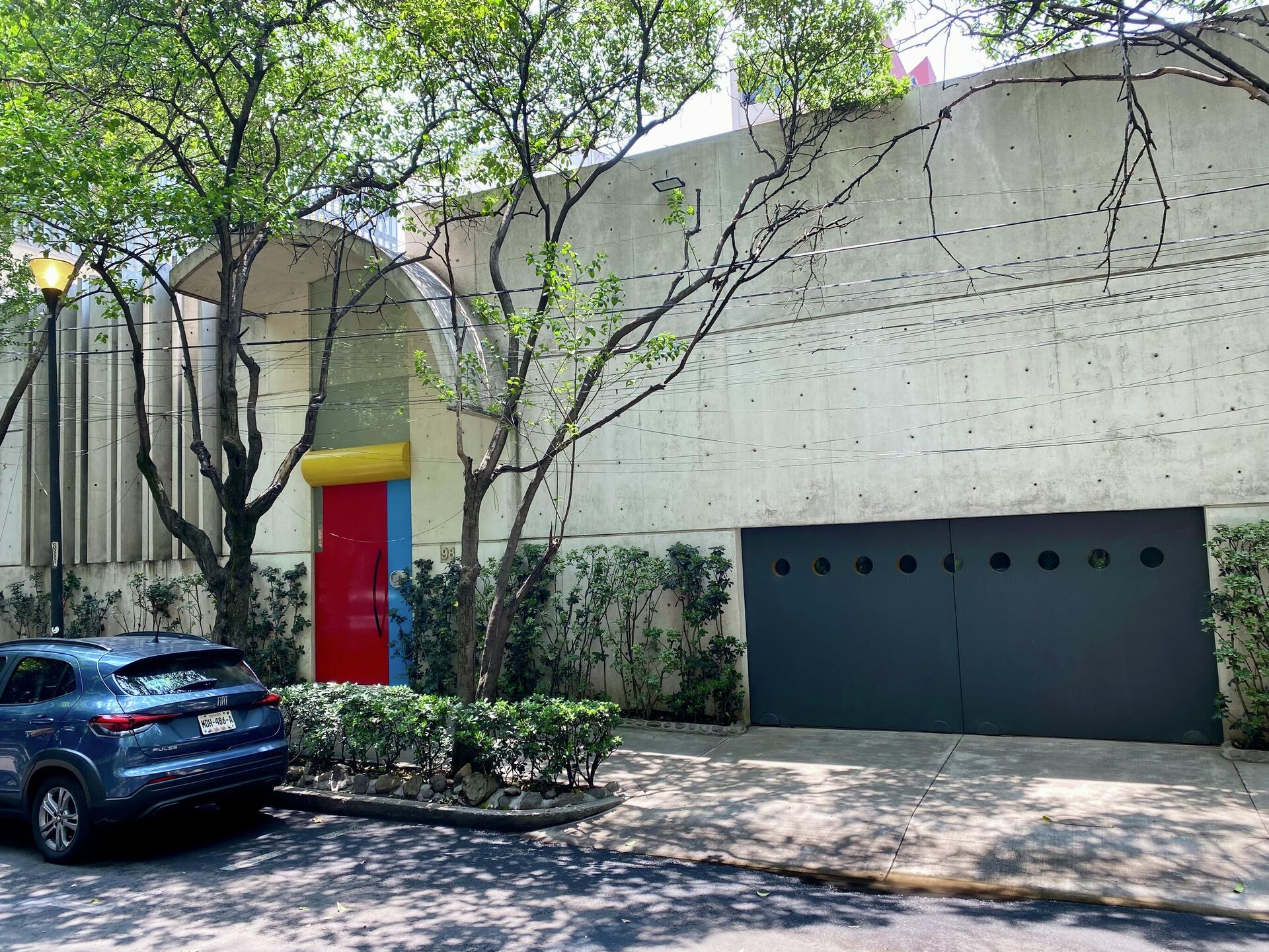 Fachada del hogar del arquitecto Teodoro González de León, sobre la calle Amstérdam, en el barrio La Condesa, de la Ciudad de México - Sputnik Mundo, 1920, 26.05.2026