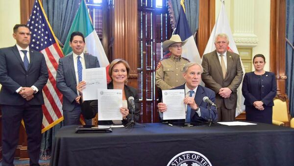 Maru Campos, gobernadora de Chihuahua, y Greg Abbott, gobernador de Texas - Sputnik Mundo