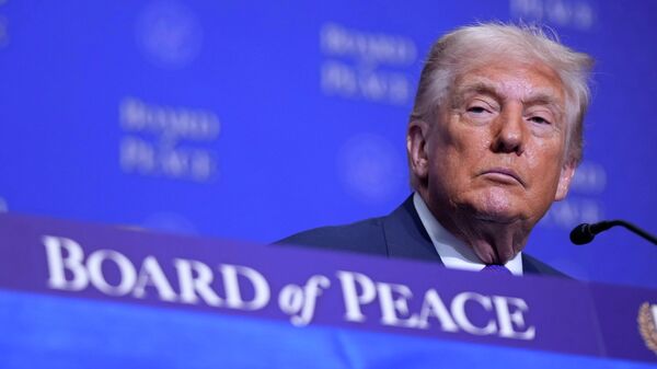 Donald Trump, el presidente de EEUU, escucha durante una reunión del Consejo de Paz en el Instituto de Paz de Estados Unidos - Sputnik Mundo