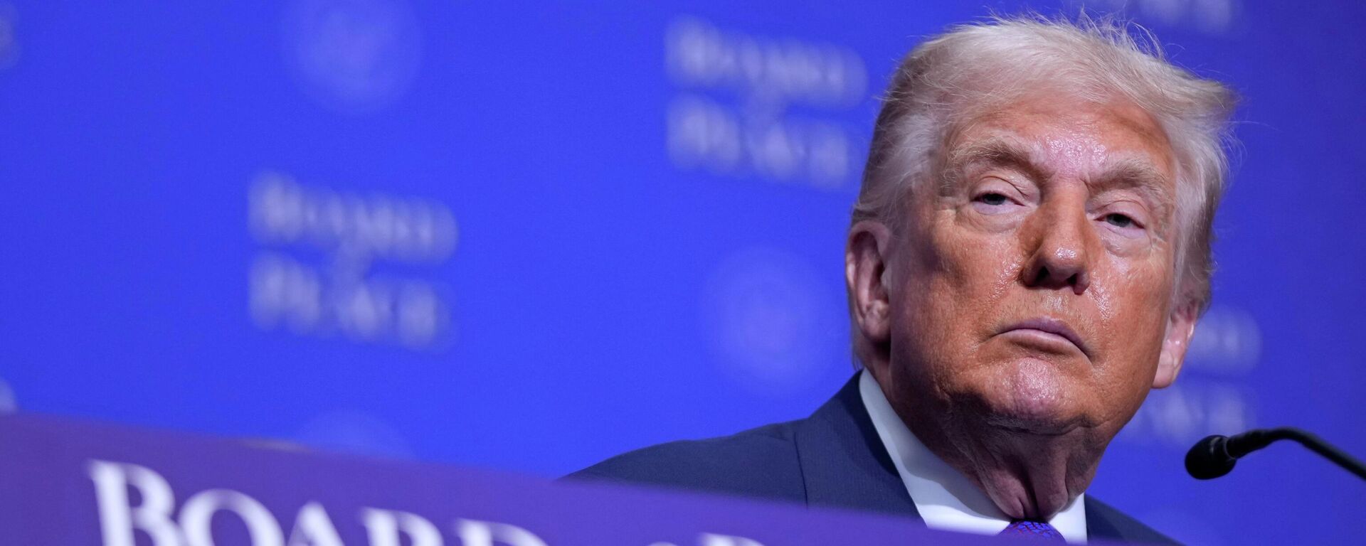 Donald Trump, el presidente de EEUU, escucha durante una reunión del Consejo de Paz en el Instituto de Paz de Estados Unidos - Sputnik Mundo, 1920, 01.06.2026