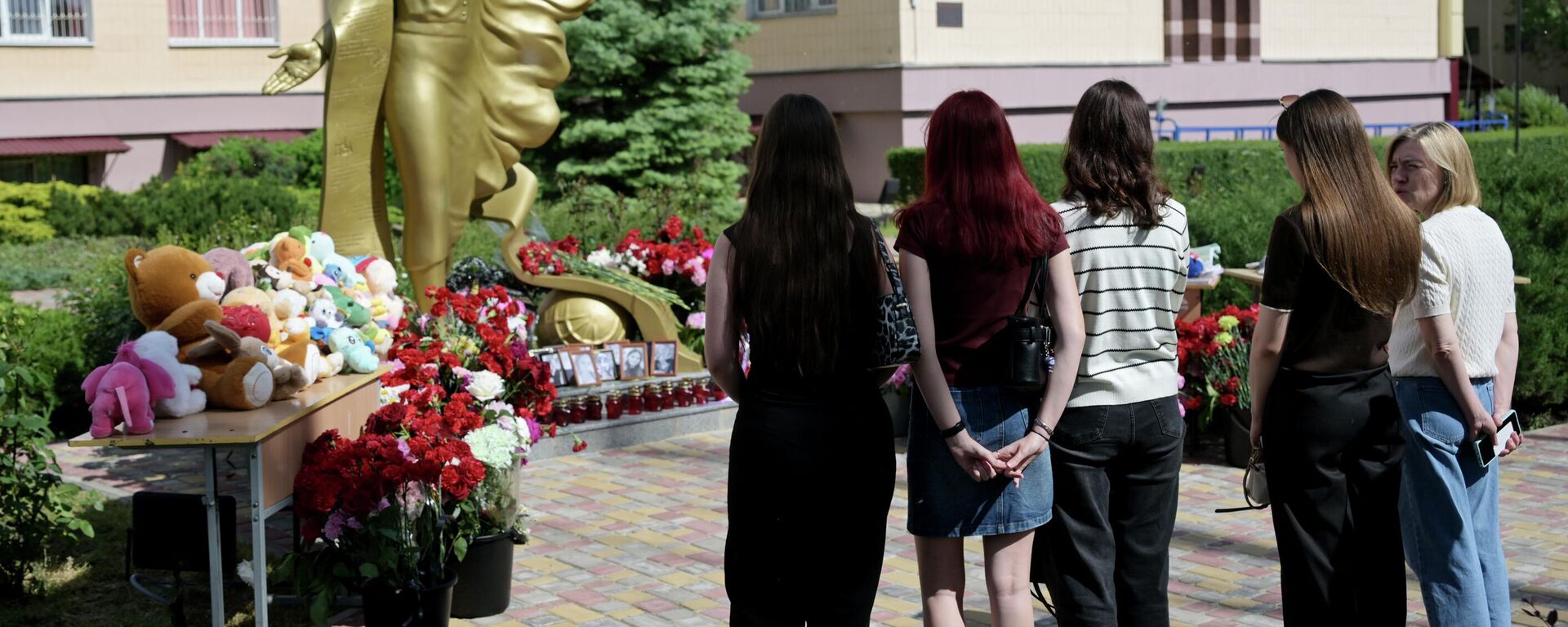 Un monumento espontáneo en Lugansk conmemora a las víctimas del ataque de las Fuerzas Armadas ucranianas contra Starobelsk  - Sputnik Mundo, 1920, 27.05.2026